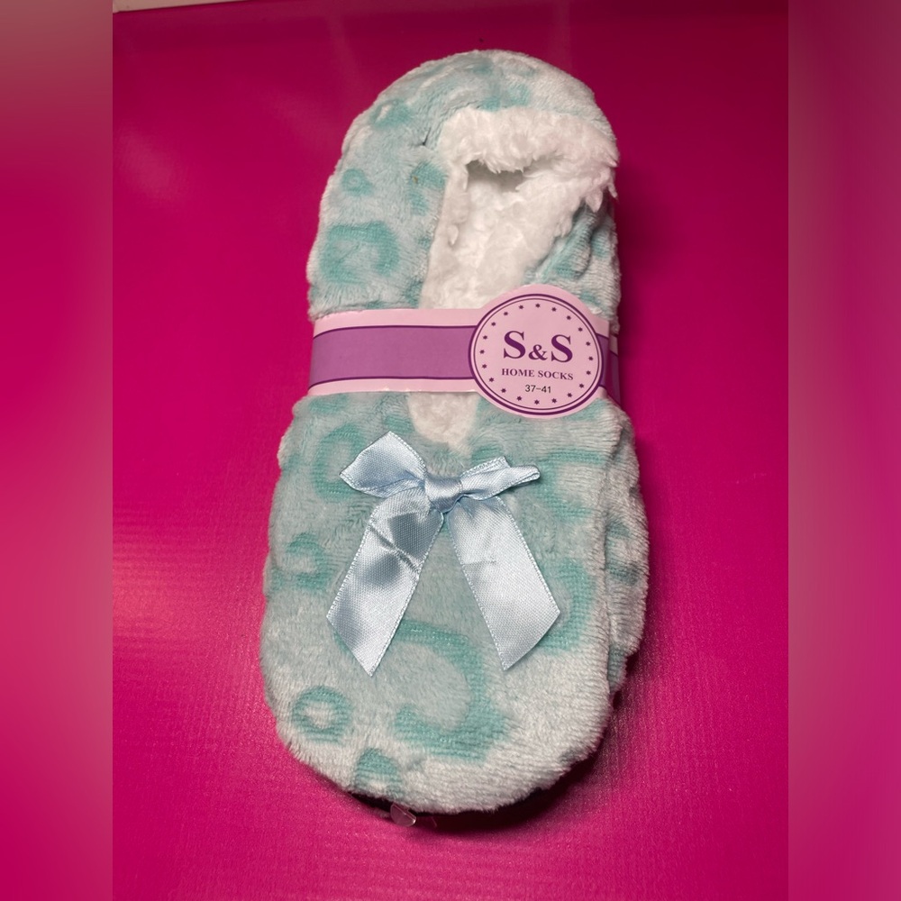 Woman’s Slippers 
Size 6-9